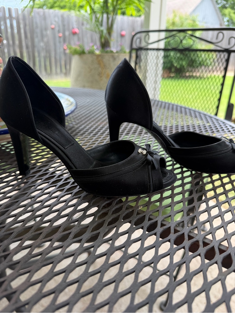 CHANEL Black Open-Toe D'Orsay Heels with Bow and Gold CC Accent - Picture 3 of 11